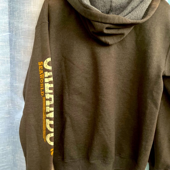 Sea world Zip Hoodie Gray Small Worn once Slight discolored on shoulder & hood - Picture 5 of 5